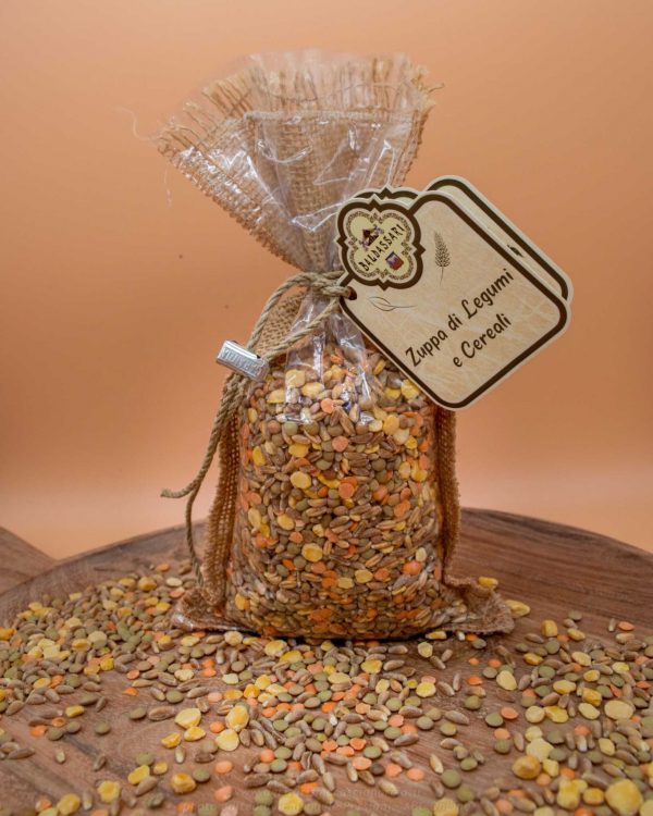 zuppa di legumi e cereali secchi in juta verticale