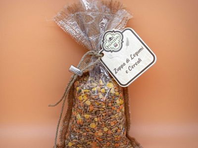 zuppa di legumi e cereali secchi in juta